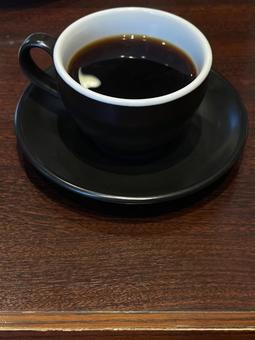 木目のテーブルと黒いコーヒーカップ カフェ,コーヒー,喫茶店の写真素材