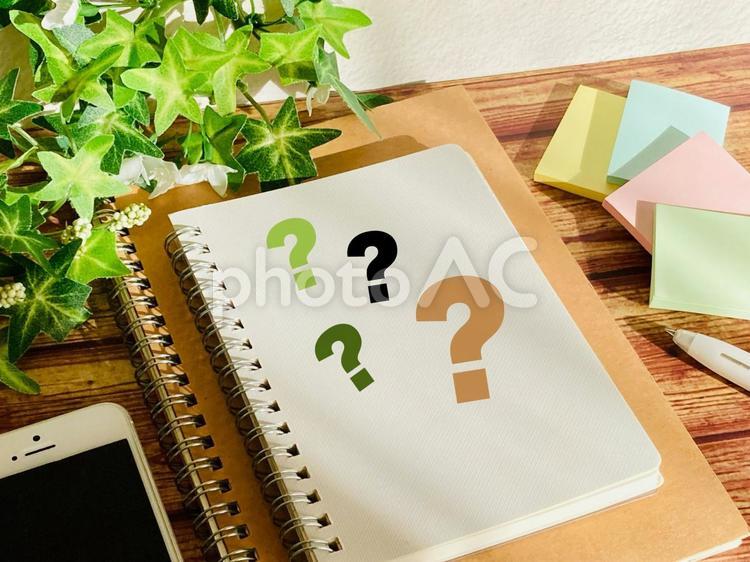 ノートに書かれたたくさんのはてなマーク なぜ,なんで,わからないの写真素材