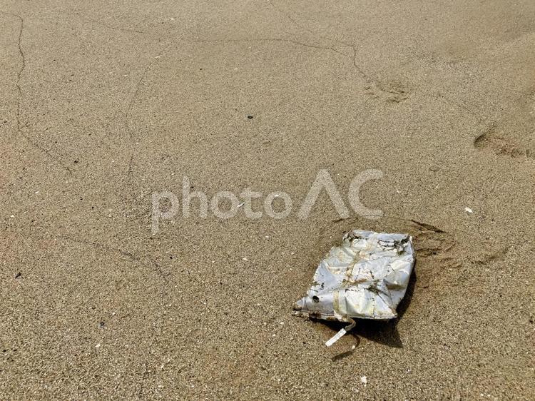 海洋ゴミ/砂浜/紙パック(その① ゴミ拾い,紙パック,アルミの写真素材