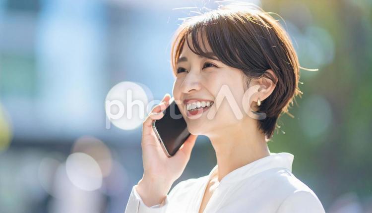 携帯電話で会話する美しい女性会社員 携帯電話,スマホ,携帯の写真素材