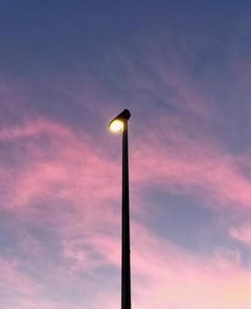 ドリーミーな空と灯る街灯 ドリーミーな空と灯る街灯の写真