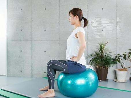 Japanese woman doing self-training with a balance ball, fem, japanisch, selbsttraining, JPG