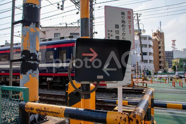 東武線鐘ヶ淵駅の踏切 踏切,鐘ヶ淵,遮断機の写真素材