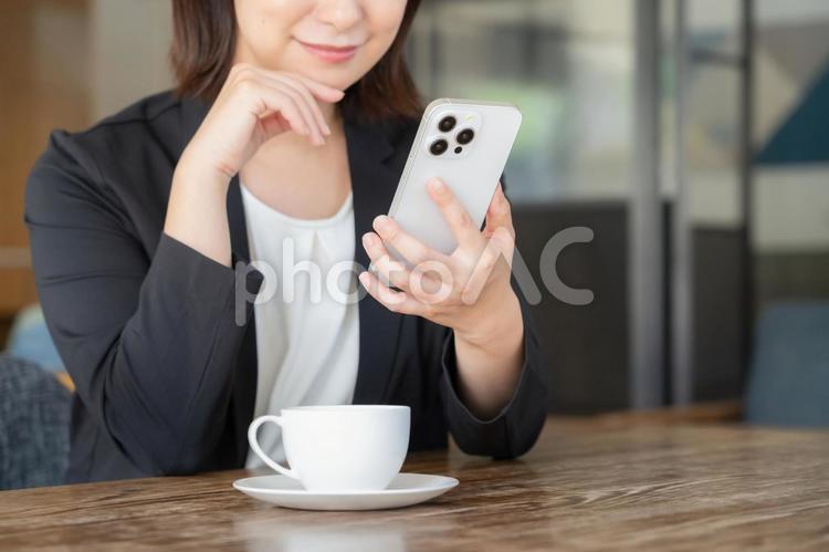 カフェでくつろぐビジネスウーマン カフェ,ビジネスウーマン,女性の写真素材