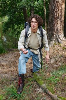 山道を登る男性の写真