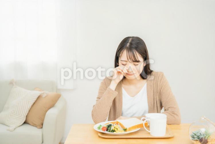 食パンを食べる女性（食欲不信・食べれない） 食欲不振,朝食,拒食症の写真素材