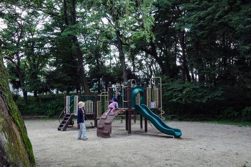 塚山公園の滑り台 塚山公園の滑り台の写真
