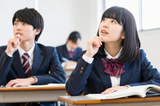 授業を受ける女子高生 授業を受ける女子高生の写真