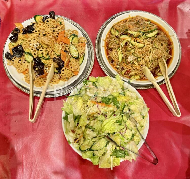 中華バイキング　大皿に盛られた料理 野菜炒め,中華,中華料理の写真素材