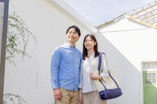 夫婦 モデルハウス 住宅展示場 見学 夫婦,モデルハウス,住宅展示場の写真素材