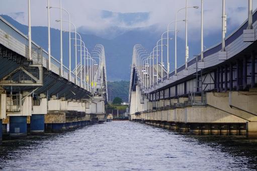 下から覗く琵琶湖大橋 下から覗く琵琶湖大橋 琵琶湖大橋,橋,琵琶湖の写真素材