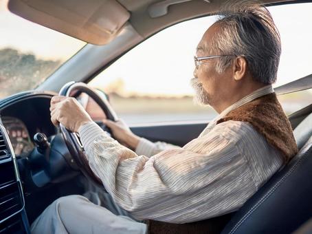 高齢者の運転_AS000004の写真