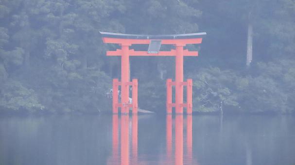 恩賜箱根公園から望む湖面に立つ平和の鳥居 恩賜箱根公園から望む湖面に立つ平和の鳥居の写真