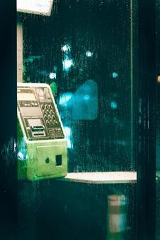 夜の雨の日の公衆電話 夜の雨の日の公衆電話の写真