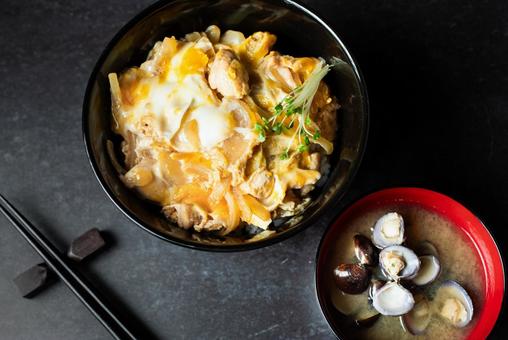 親子丼としじみの味噌汁 親子丼としじみの味噌汁 親子丼,鶏肉,卵の写真素材