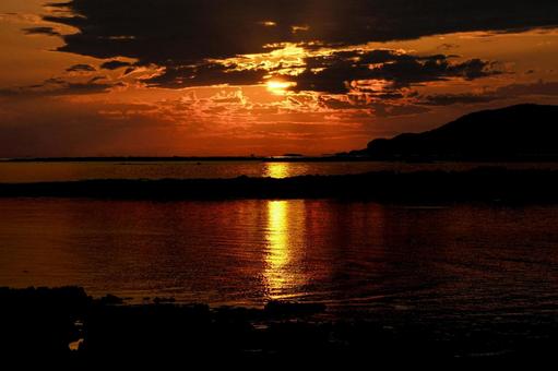 <素材>秋の海に沈む夕日 <素材>秋の海に沈む夕日 海,夜明け,日の出の写真素材