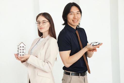 笑顔で模型を持つ男女 保険業,事務職,接客業の写真素材