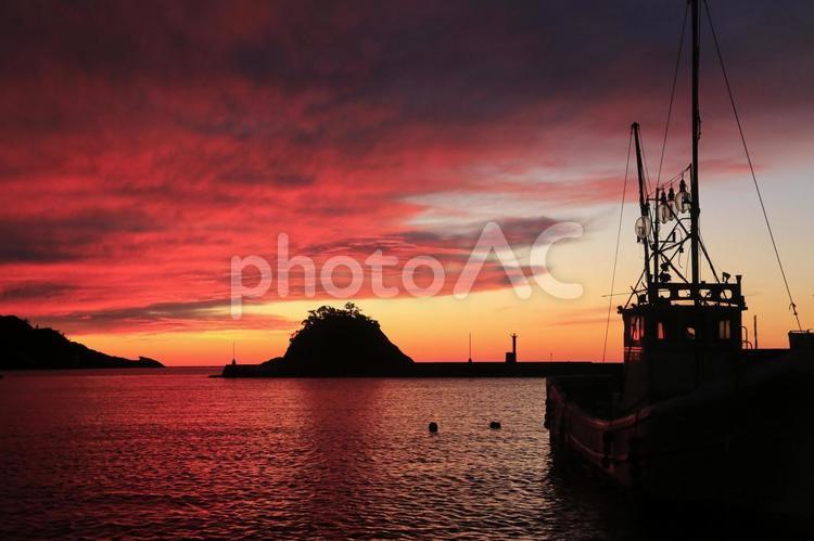 仁科港の夕陽と漁船 仁科港,漁船,西伊豆町の写真素材