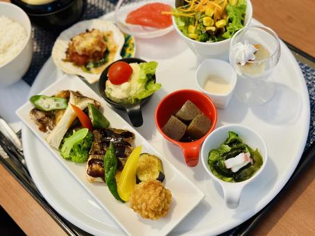 彩り豊かな小鉢が並ぶ和食御膳 彩り豊かな小鉢が並ぶ和食御膳 和食,御膳,定食の写真素材