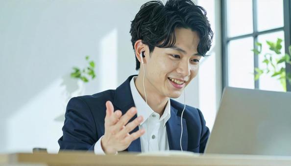 Web面接を受ける男性 Web面接を受ける男性の写真