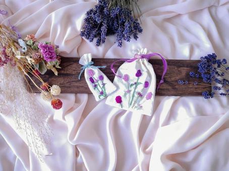 ラベンダーと刺繍入り巾着袋 刺繍,巾着袋,ハンドメイドの写真素材