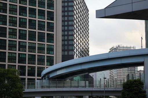 高速道路橋と高層ビルのある街並み 高速道路橋と高層ビルのある街並みの写真