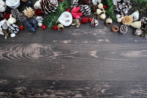 クリスマス木目調の木の実の背景素材 クリスマス木目調の木の実の背景素材 クリスマス,木の実,冬の写真素材