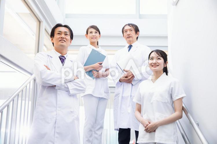 病院で働く医者と看護師（4人） 医者,看護師,病院の写真素材