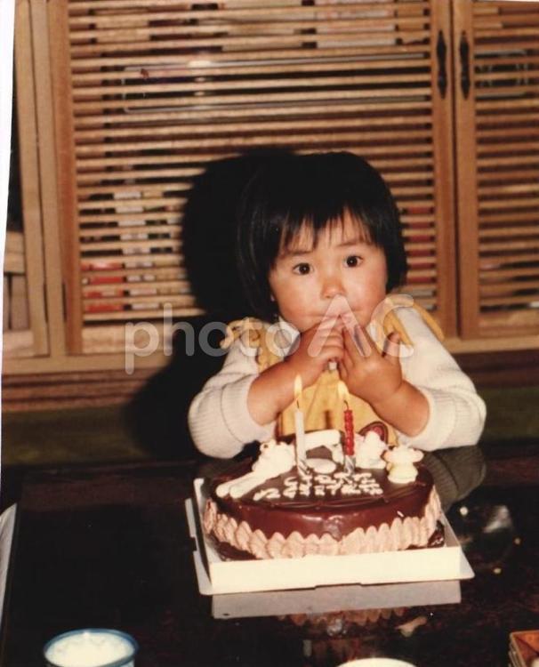 昭和の写真　２歳のお誕生日の女の子 幼児,誕生日,ケーキの写真素材