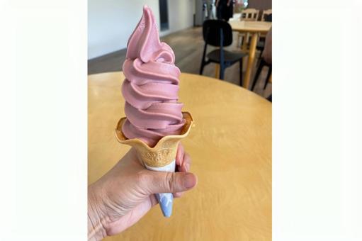 カフェで楽しむカラフルなソフトクリーム カフェで楽しむカラフルなソフトクリーム アイスクリーム,ソフトクリーム,スイーツの写真素材