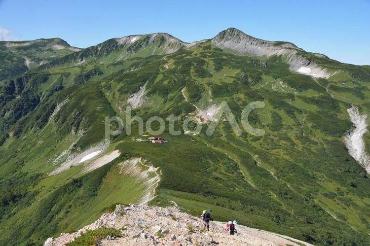 鷲羽岳から見た三俣山荘と三俣蓮華岳 三俣山荘,三俣蓮華岳,鷲羽岳の写真素材
