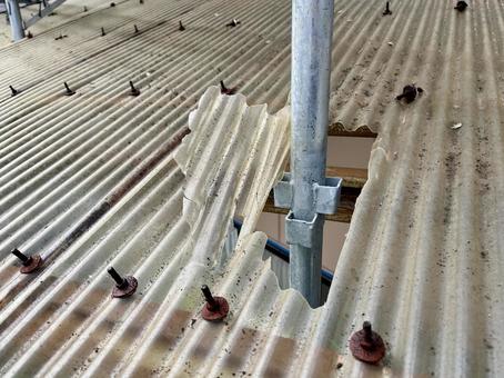 足場を建てるためにポリカを壊した様子④ 足場,ポリカーボネート,ポリカの写真素材