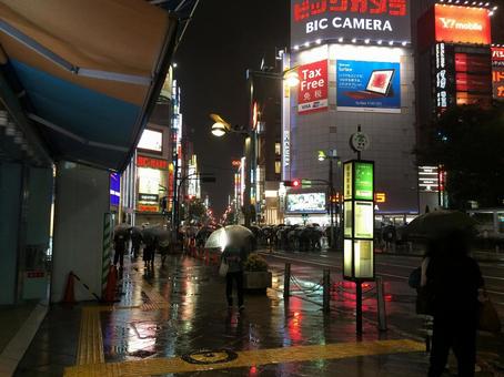 2015年雨降る夜の新宿駅東口バス停と街 2015年雨降る夜の新宿駅東口バス停と街の写真