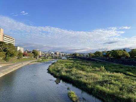 秋晴れの七条河原 京都市,鴨川,七条河原の写真素材