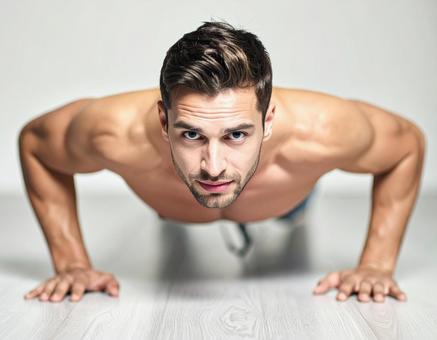腕立て伏せをする男性の写真