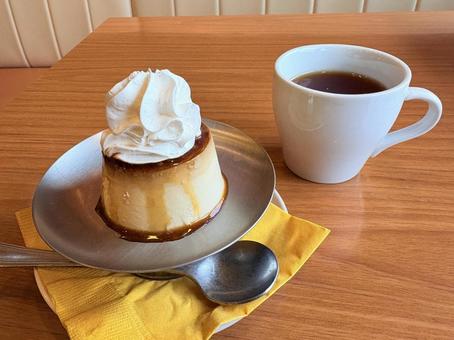 カフェで味わうクラシックプリン カフェで味わうクラシックプリン プリン,紅茶,スイーツの写真素材