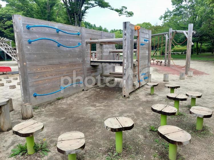 公園の木製フィールドアスレチック遊具 アスレチック遊具,遊具,複合遊具の写真素材