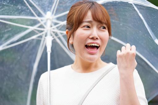傘を差し叫ぶ女性の写真