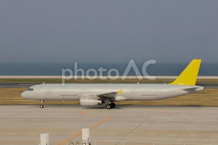 午後の柔らかい光に包まれた北九州空港 飛行機,航空機,旅客機の写真素材