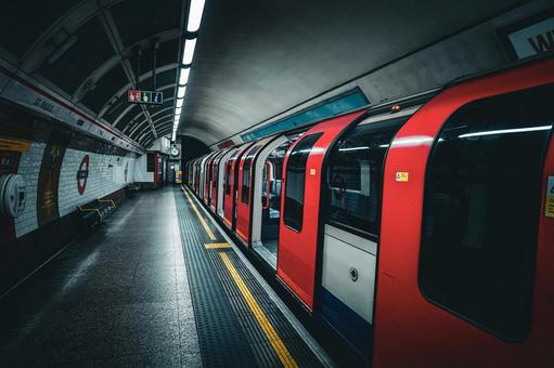 セントポール駅の列車 セントポール駅の列車 ロンドン,セントポール駅,地下鉄の写真素材