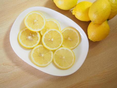 さわやかな白いお皿にのったレモン レモン,檸檬,果物の写真素材