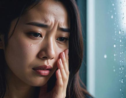 涙を流す女性の写真