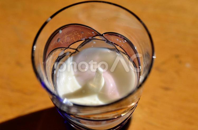 コップに入った牛乳に牛乳を一滴たらしたところ6 しぶき,ガラス,コップの写真素材