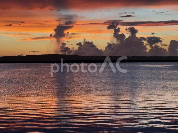 宮古島の夕焼け④ 宮古島,夕焼け,海の写真素材