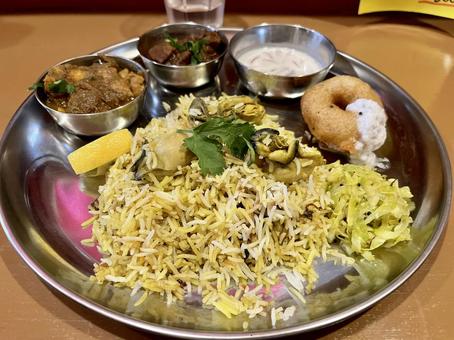 インド料理ビリヤニとワダ、カレー インド料理ビリヤニとワダ、カレーの写真