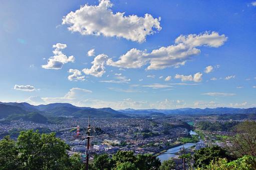 山腹より見下ろす夏の街並み 山腹より見下ろす夏の街並みの写真