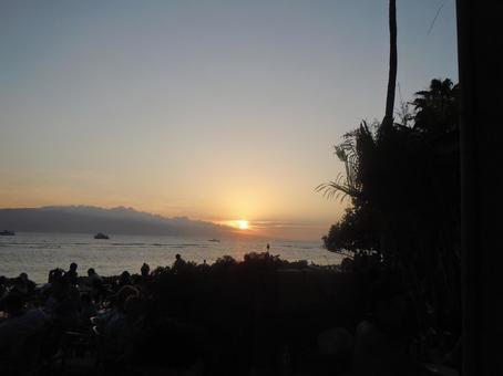 ハワイの海に沈む夕日と影 夕日,海,影の写真素材