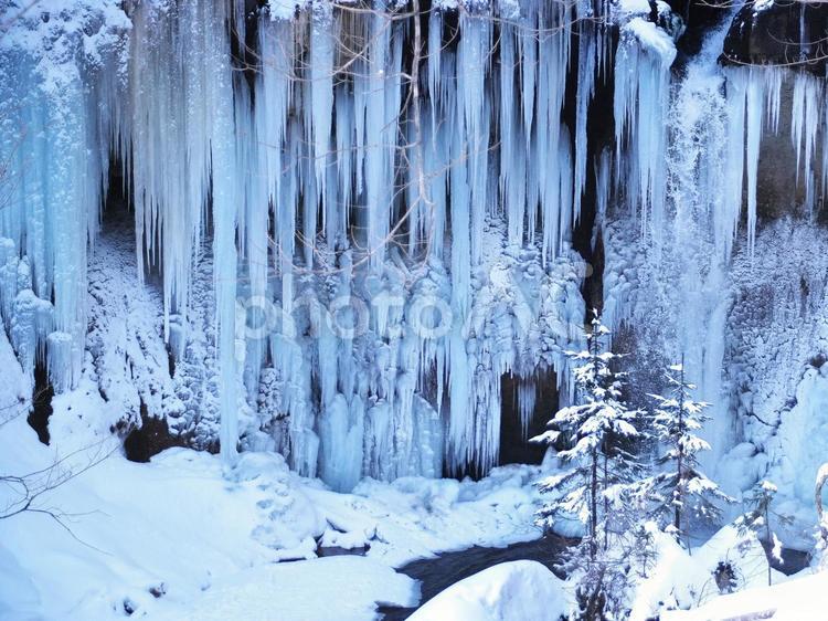 真冬の絶景 氷柱,冬,つららの写真素材