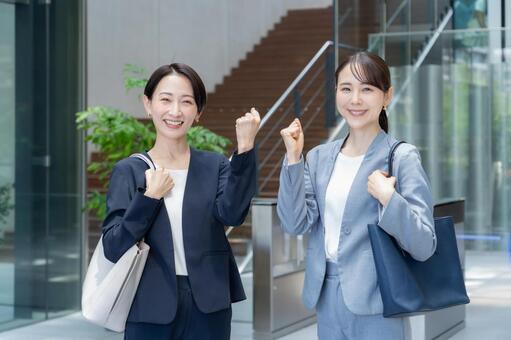 オフィスに通勤をするビジネスウーマン 通勤,ビジネスウーマン,女性の写真素材