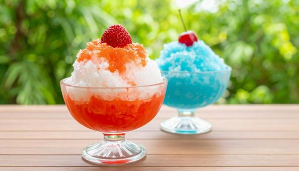 赤いイチゴシロップと青いシロップのかき氷の写真